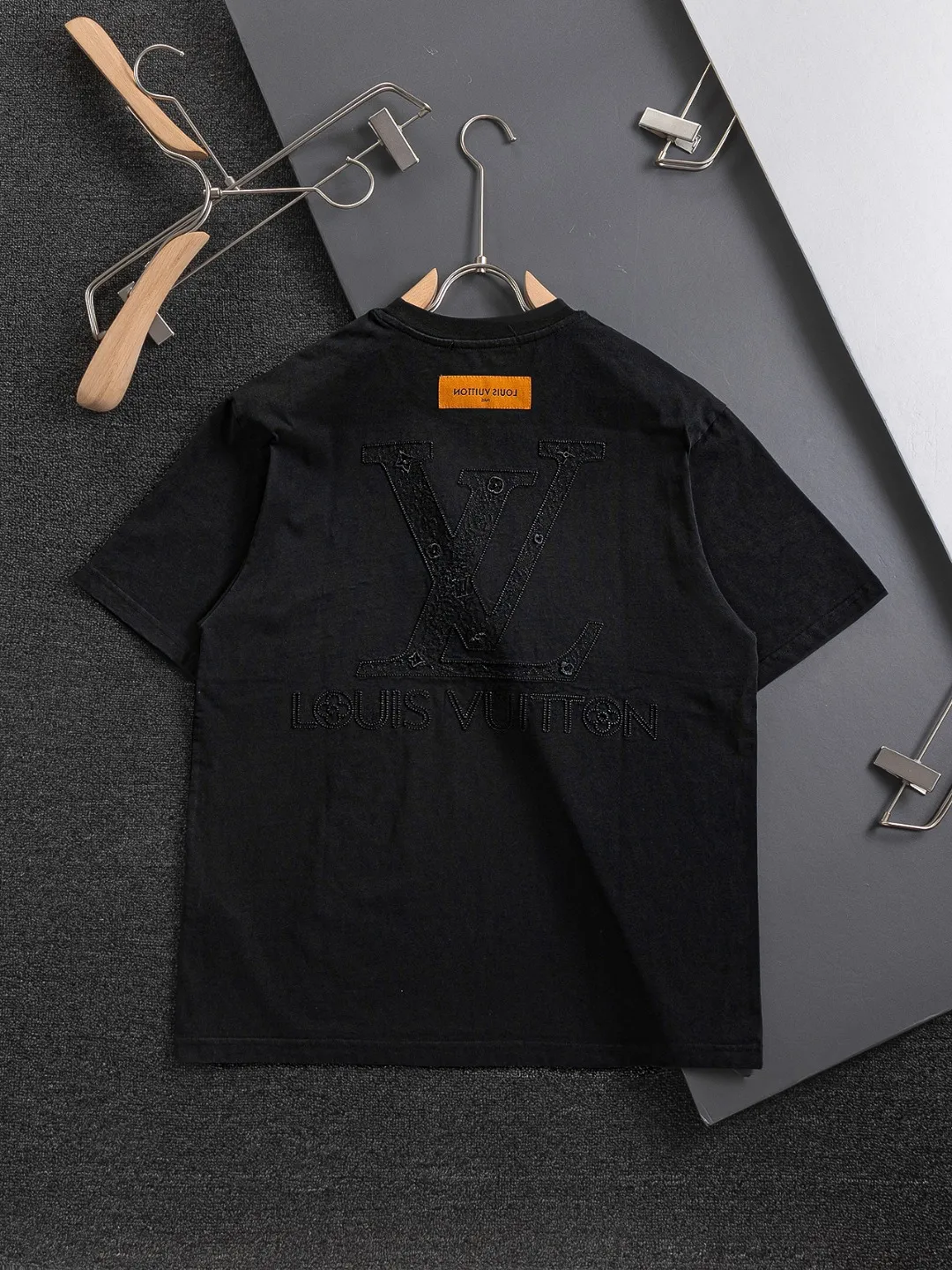 🅿️190 Louis Vuitton 1V LV slightly wide version S-XL 26SS LV new product counter catwalk style three-dimensional plain letter embroidery on the chest🪡logo large logo embroidery on the back🪡logo short-sleeved T-shirt, the same style for men and women! Short-sleeves are not the same as the general public, but must be unique and eye-catching. This LV short-sleeves is all about quality, comfort, consistent style, fashion, including fabrics and cutting techniques, all of which have been made with great effort! 320 grams of washed pure cotton fabric, pure cotton is breathable, very refreshing and comfortable for daily wear. The rib knitting on the neckline is smooth and tight, and the neckline will not be skewed if you toss it at will. The loose version, you will find that it looks really good on the upper body. The overall is minimalist and neat, super versatile for daily use! Pair it casually with a pair of pants for a youthful look. A T-shirt will make your outfit crazy. It is a fashionable item that can never go wrong! Color: Black White Rose Size: S-XL Size chart: S: Shoulder width 50-Bust 56-Length 70 M: Shoulder width 52-Bust 57-Length 72 L: Shoulder width 54-Bust 59-Length 74 XL: Shoulder width 56-Bust 62-Length 76